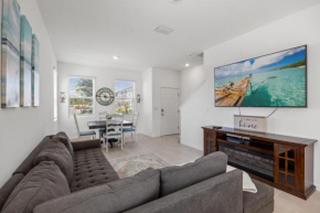 Modern Sunshine Oasis with Large Heated Pool, Just 20 mins to Siesta Key